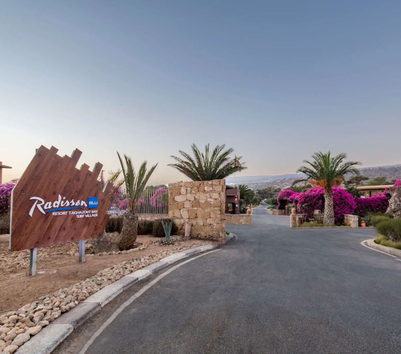 Rondreis Marokko, Taghazout, Radisson Blu Resort Taghazout Bay Surf, resort ingang met oprit